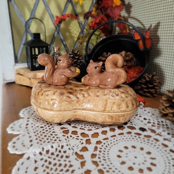 🍂 20% OFF - Vintage Peanut Shaped Lidded Bowl with Squirrels - Ceramic Pottery - Picture 5 of 9